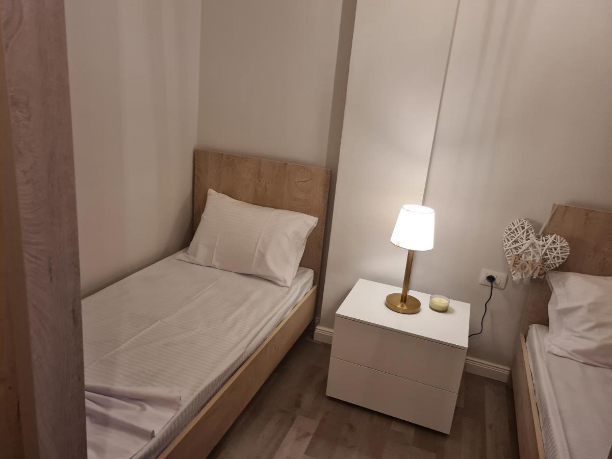 Old Beach Apartment Vlora Luaran gambar